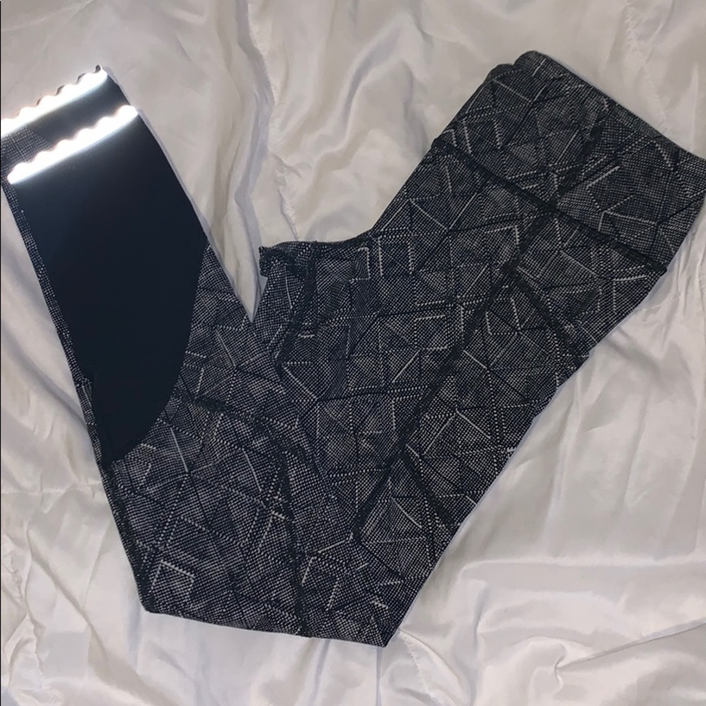 Size 4 lululemon leggings with reflective bottom